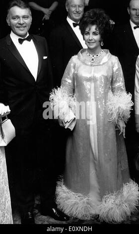 Elizabeth Taylor et son mari Richard Burton à la remise des Prix du Film Banque D'Images