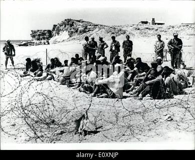 Juin 12, 1967 - 12-6-67 La guerre du Moyen-Orient. Photo : des prisonniers arabes représentée à Charm el-Cheikh, la forteresse égyptienne contrôlant le détroit de Tiran, après sa capture par les forces israéliennes. Banque D'Images