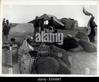 Juin 22, 1967 - Les victimes de la guerre israélo-arabe des Six Jours : photo montre : un nouveau lot de réfugiés, qui ont fui leurs maisons sur la rive ouest de la Jordanie pendant la guerre des six jours vu à la périphérie d'Amman. Banque D'Images