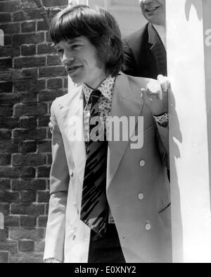 Le chanteur des Rolling Stones Mick Jagger laissant un bâtiment Banque D'Images