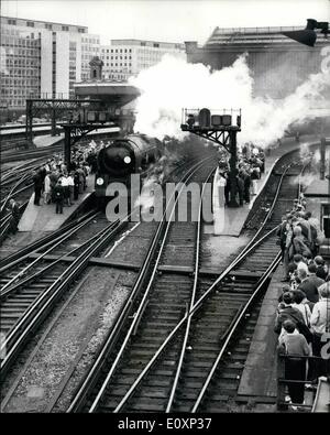 Juillet 07, 1967 Waterloo - un adieu à l'ère de la vapeur ; une classe de la marine marchande n° 35008 locomotive Orient La ligne à gauche la gare de Waterloo pour Waymouth hier avec l'un des deux ''Au revoir'' à la vapeur les trains spéciaux pour marquer la fin de la vapeur sur la ligne principale de la région du Sud services aux passagers. À partir de lundi prochain, le Waterloo Bournmouth Waymouth services seront exploités par la traction diesel et électrique. Photo montre la scène à Waterloo hier que la locomotive a fait son ''Adieu à Stem'' voyage à Waymouth. Banque D'Images