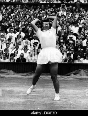 Star de tennis Billie Jean King fait concurrence à Wimbledon Banque D'Images