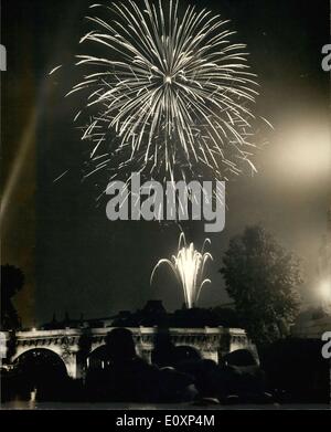 Juillet 15, 1967 - Plus de 12 000 parisiens se sont rassemblés dans les rues pour regarder les feux d'artifice illuminent le ciel. Les gens se sont rassemblés près de Banque D'Images