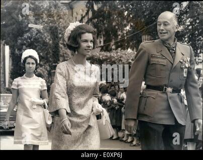 Juillet 07, 1967 - AU LIECHTENSTEIN-KINSKY MARIAGE : de G à D : la princesse Sophie, la princesse Irène, Prince Emmanuel de Liechtenstein. Banque D'Images