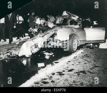 Juillet 07, 1967 - Jayne Mansfield tué dans un accident de voiture. Photo montre les lieux après l'accident de voiture dans lequel Jayne Mansfield, 33 ans, actrice de Hollywood et de cabaret interprète, a été tué, près de la Nouvelle Orléans le jeudi (29 juin). Ont également été tués par son avocat, compagnon, M. Samuel Brody, et son chauffeur, M. Ronnie Harrison. Trois de ses enfants ont été blessés. Banque D'Images