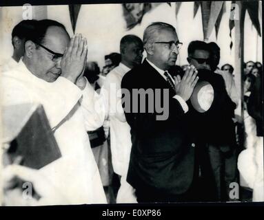 Juillet 07, 1967 - Premier Ministre ceylanais, M. Dudley Senanayake entre) avec le gouverneur général de Ceylan, M.William G Banque D'Images