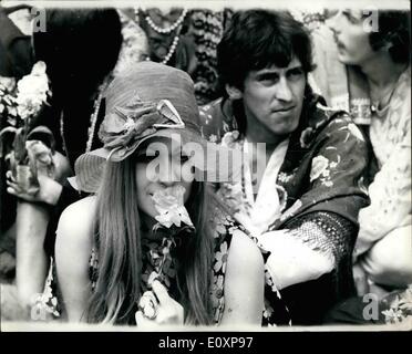 Juillet 07, 1967 - La Fleur les gens se rassemblent dans la région de Hyde Park : des centaines de jeunes hippies se sont réunis à Hyde Park hier, où ils ont de la ''être-dans''. Ils passez le mot de l'amour (la fleur de personnes se consacrent à rendre la société plus spirituellement et mentalement au courant), et ils ont répandu la parole de la marijuana (qu'ils souhaitent). légalisé Avec des cloches sur leurs tees, des fleurs dans leurs cheveux et l'exercice ''Flower Power'' des bannières, ils se sont réunis sur l'herbe en récitant des poèmes, chants et danses. La foule doit avoir environ 5 000 numérotés principalement les hippies, mais beaucoup d'entre eux curieux visiteurs Banque D'Images