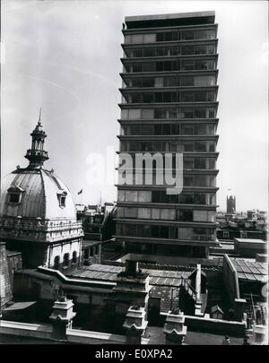 Juillet 07, 1967 - théâtre à New Zealand House : Un homme se leva pour plus d'une heure aujourd'hui sur la corniche étroite de l'affichage de balcon de la Nouvelle-Zélande, de la chambre au-dessus de Londres. Il a enfin parlé et tirés par un des agents de police. La photo montre une vue générale de la Nouvelle-Zélande, au Haymarket, Londres montrant l'homme debout sur la corniche. Banque D'Images