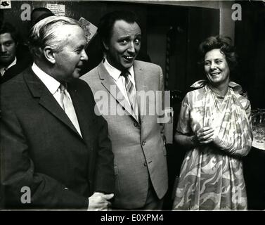 Juillet 07, 1967 - Le Premier ministre et sa femme visiter la Kenn Dodd spectacle au London Palladium : M. Harold Wilson accompagné Banque D'Images