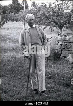 Juillet 07, 1967 - quelques jours de détente. Le Chancelier Kurt Georg Kiesinger passé dans les environs de Bebenhausen près de Stuttgart, où il possède une petite maison de week-end. Il était gardé par trois hommes ou trois fonctionnaires de police de Bonn. La photo a été prise le 6 août à Bebenhausen. OPS : Le Chancelier Kiesinger, lors d'une promenade. Photo Keystone 7-8-67 Banque D'Images