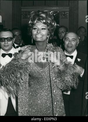 10 octobre 1967 - Gala d'avant pour le dernier film de Sophia Loren ''C'era una volta..''(il fut un temps), aujourd'hui, nuit au Théâtre San Carlo de Naples. Au cours de l'action de ce film, Sophia Loren a perdu son bébé. Photo, Sophia Loren et son mari le producteur Carlo Ponti. Sophia porte une robe doré. Banque D'Images