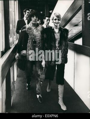 10 octobre 1967 - Twiggy au Japon par air pour montrer son fashions : accompagnée de son petit ami manager, Justin de Villeneuve, le célèbre modèle, Twiggy, quitta Londres Aéroport aujourd'hui à battre le Japon où whe sera montrant une collection de ses modes. Photo montre Twiggy en photo avec Justin de Villeneuve, son boy-friend manager, à l'aéroport de Londres avant de partir pour le Japon aujourd'hui. Banque D'Images