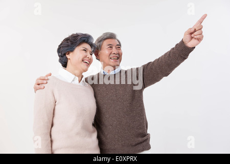 Un vieux couple à la recherche de quelque chose Banque D'Images