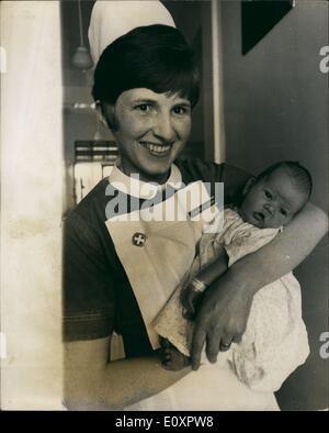 08 août, 1967 - La première photo du bébé de Ringo Starr des Beatles fils Jason. Photo montre Jason, le nouveau bébé Fils de Beatle Ringo Starr, en photo dans les bras de l'infirmière McGlasson à Queen Charlotte's Hospital. C'est le second fils de Ringo,-leur premier fils Zak aura 2 ans dans 15 jours. Banque D'Images