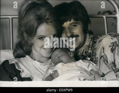 08 août, 1967 - Première photo de Ringo Starr des Beatles avec son fils, encore bébé, Jason : Photo montre Beatle Ringo Starr et sa femme âgée de 21 ans, Maureen, vu avec leur nouveau bébé fils, Jason, à Queen Charlotte's Hospital, où il est né le week-end dernier. Ils ont maintenant deux fils - leur premier enfant, Zak, aura deux ans dans un pour ce soir. Banque D'Images