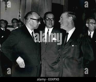 08 août, 1967 - M. Callaghan préside groupe de 10 Ministrial réunion : M. Callaghan, le Chancelier de l'Échiquier, a interrompu ses vacances dans l'île de Wight pour présider la réunion d'aujourd'hui des ministres des finances et gouverneurs des banques centrales de 10 pays, à Lancaster House, à essayer de terminer un projet d'usine pour l'expansion du crédit international. La photo montre la photo à la réunion d'aujourd'hui sont (de gauche à droite) M. Mikio Mizuta, Ministre japonais des Finances, M. Y. Kashiwagi, du Japon et de Mitchell Sharp, le ministre canadien des Finances. Banque D'Images