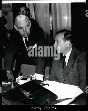 08 août, 1967 - M. Callaghan Présidents sur le "Groupe des Dix" Réunion ministérielle : M. James Callaghan, le Chancelier de l'Échangeur, a interrompu ses vacances dans l'île de Wight pour présider la réunion d'aujourd'hui des ministres des finances et gouverneurs des banques centrales de 10 pays à Lancaster House, à essayer de terminer un projet de plan pour l'expansion du crédit international. Photo présente à la réunion d'aujourd'hui, c'est Cecil de Stryker, de Belgique (à gauche) discutant avec M.M. Debré, le ministre français des Finances. Banque D'Images