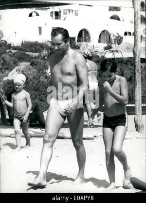 08 août 1967 - Milko Skofic et son fils : Petrizza, Costa Smeralda (Sardaigne) - l'ex-mari de l'actrice italienne Gina Lollobrigida, Milko Skofic, et son fils Milketto pendant leurs vacances, jouer ensemble.Skofic songe à se marier la chanteuse Ute de Vergas dès qu'il obtiendra le divorce de Gina Lollobrigida. Banque D'Images