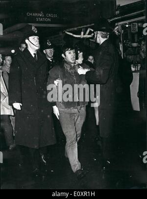 10 octobre 1967 - guerre Anti-Vietnam Manifestations à Londres des manifestations contre la guerre au Vietnam organisé par la campagne pour le désarmement nucléaire et le Conseil britannique pour la paix au Vietnam a eu lieu à Londres. Une retraite aux flambeaux et mars de piquetage Downing Street faisaient partie de la protestation exigeant que le gouvernement a retiré leur soutien à la guerre au Vietnam. Photo : Police- en éliminant une des manifestants à l'extérieur de la gare de Charing Cross avant le début de la marche de protestation à travers Londres. Banque D'Images