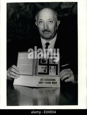 10 octobre 1967 - Crimes de Guerre' ennemi no. 1 Arrivée à Paris : l'édition française du livre de Simon Wiesenthal ''Les assassins sont parmi nous'', vient de sortir en France. L'auteur qui est maintenant à Paris a tenu une conférence de presse à cette occasion. Expliquant à la presse la guerre, il a dit qu'il a consacré son activité à couler sur les criminels de guerre nazis et les traduire en justice. La photo montre la photo avec Simon Wiesenthal une copie de son livre, à Paris. Banque D'Images