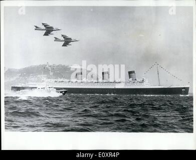 10 octobre 1967 - Gibraltar salue le Queen Mary. Avions Hawker Hunter et un lancement de la R.A.F. donnant le liner Queen Mary un salut d'adieu qu'elle s'embarqua à Gibraltar lors d'une croisière de six jours au cours des Palmas. Elle quitte Southampton à la fin du mois sur son chemin du voyage à la retraite à Long Beach en Californie. Banque D'Images
