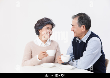 Un vieux couple having coffee Banque D'Images