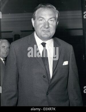 08 août, 1967 - M. Callaghan préside sur ''groupe de 10'' Réunion ministérielle : M. Callaghan, le Chancelier de l'Échiquier, a interrompu ses vacances dans l'île de Wight pour présider la réunion d'aujourd'hui des ministres des finances et du gouvernement de la banque de 10 pays à Lancaster House pour essayer de terminer un projet de plan pour l'expansion du crédit international. Photo montre M. James Callaghan arrivant à ''ancaster Maison pour la réunion d'aujourd'hui. Banque D'Images