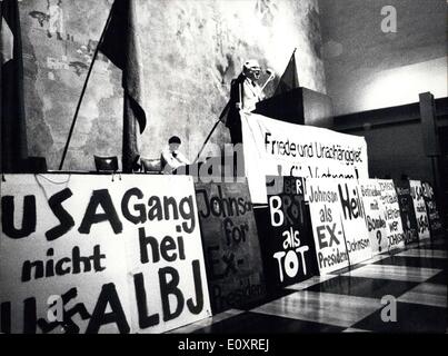 21 oct., 1967 - Manifestation contre la guerre au Vietnam à Zurich : Comme dans beaucoup d'autres villes dans le monde des manifestations contre la guerre américaine au Vietnam a eu lieu le samedi. La photo montre la députée de Erwin A. Lang pendant son discours derrière un mur d'affiches. Banque D'Images