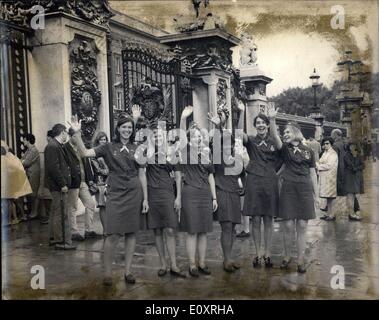 14 août 1967 - American Girl Scouts aller faire du shopping et visiter Londres : de membres dans toute l'Amérique vingt Girl Scouts et deux responsables adultes ont été d'un séjour avec les Guides et les Guides Rangers tout au long de la Grande-Bretagne pour la plupart de leurs cinq semaines au Canada en tant qu'invités de la British Girl Guides Association, et aujourd'hui ils sont allés le shopping et le tourisme à Londres avant de rentrer à la maison demain Banque D'Images