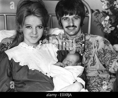 Le membre des Beatles Ringo Starr et sa femme Maureen Starkey à l'hôpital avec leur fils nouveau-né Banque D'Images