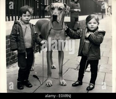 28 octobre, 1967 - Le danois de l'année montrent Seymour Hall Photo montre :- arrivant à l'exposition sont la L-R, Mark Ellyate 4, et sa soeur de 3 ans Jennifer avec leur grand danois (Sanpitaville Champion dogs nom) qui sont plus grands que les enfants. Banque D'Images