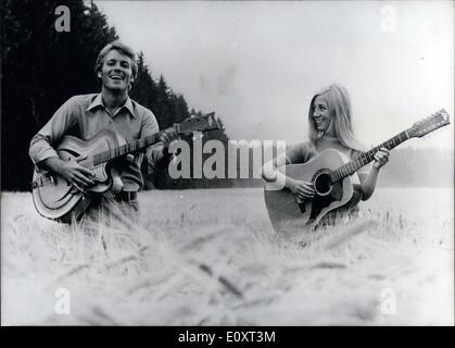 Septembre 05, 1967 - L'acteur bien-aimé Robert Hoffman, qui séduit son chemin dans le cœur des téléspectateurs comme Robinson Crusoë, a commencé une carrière de chanteur avec sa soeur de 17 ans Evi. Banque D'Images