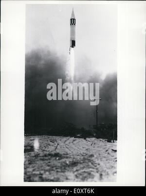 11 novembre 1967 - UN United State Army ''Jupiter'' intermediate range ballistic missile ascenseurs depuis son lancement. L'un d'une série de récents essais de l'énorme, le lancement de missiles a été menée avec succès. Le ''Jupiter'' a effectué son cours prescrits et touchés dans la cible sélectionnée avant le sont. Le ''Jupiter'' a été développé par des missiles balistiques de l'Armée de l'agence, Huntsville, Alabama, et est produit par la société Chrysler, Warrne, au Michigan. Banque D'Images