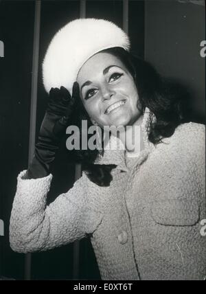 11 novembre 1967 - Investiture de Miss Monde arrive. Miss Israël. : Miss Israël (Dalia Regev), photographié à l'aéroport de Londres aujourd'hui, quand elle est arrivée pour prendre part à la prochaine élection de Miss Monde à Londres. Banque D'Images