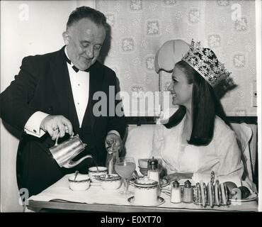 11 novembre 1967 - Petit déjeuner au lit pour le nouveau ''Miss monde'' : Miss Pérou, 21 ans, Madeline Hartog-0Bel qui est devenu la nuit dernière Banque D'Images