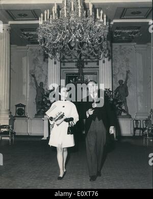 11 novembre 1967 - Miss Monde, à la Mansion House : Miss Pérou 21 ans Madeleine Hartog bel qui a été couronnée Miss Monde au Lyceum, Londres, hier soir, ce matin est allé à l'hôtel particulier de visiter le Lord Maire de Londres. Photo montre le Lord Maire de Londres, Sir Gilbert, d'Inglefield vu montrant Miss Monde, autour de l'hôtel particulier aujourd'hui. Banque D'Images