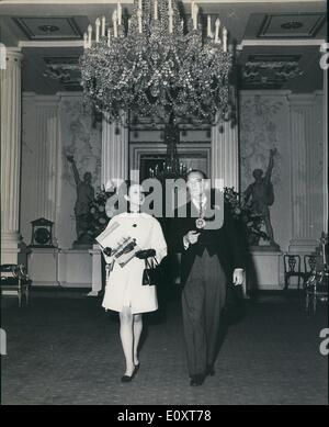 11 novembre 1967 - Miss Monde, à la Mansion House. : Miss Pérou - 21 - ans Madeleine Hartog-Bel qui a été couronnée Miss Monde au lycée, Londres la nuit dernière, ce matin est allé à l'hôtel particulier de visiter le Lord Maire de Londres. Photo montre Le Lord Maire de Londres, Sir Gilbert, d'Inglefield vu montrant Miss Monde, autour de l'hôtel particulier aujourd'hui. Banque D'Images