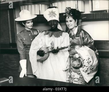 11 novembre 1967 - International Beauty Queens assistez au déjeuner du Variety Club à l'hôtel Savoy : les reines de beauté internationales qui participent au concours « miss World » ont assisté aujourd'hui à un déjeuner donné par le Variety Club of Great Britain à l'hôtel Savoy. Chacune des filles a apporté des dons de leur propre pays pour les utiliser pour recueillir des fonds pour les enfants malades et nécessiteux. Les séries photo « miss Gambie » (Janie Jack) jouent un morceau sur la Kora (son cadeau) au profit de « miss Canada » (Donna Barker) à gauche, et « miss Corée » (Young-HAW CHng) au déjeuner aujourd'hui. Banque D'Images