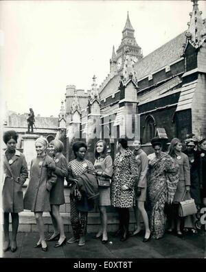 11 novembre 1967 - ''Miss monde visite les candidats à la Chambre des communes : l'investiture dans cette semaine de ''Miss monde'' Concours, aujourd'hui rendu visite à la Chambre des communes, pour une visite guidée.Photo montre une partie de l'investiture de Miss Monde photographié à la Chambre des communes aujourd'hui. Banque D'Images