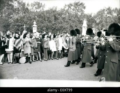 11 novembre 1967 - Investiture de Miss Monde AU PALACE : Ce matin, l'élection de Miss Monde s'est rendu à l'investiture d'une visite guidée de Londres ,la première place ils ont arrêté a été le palais de Buckingham pour assister à la relève de la garde. La photo montre une partie de l'Investiture de Miss Monde regarder comme une bande de gardes dans le palais. Banque D'Images