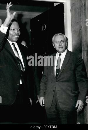 Septembre 09, 1967 - Le Premier Ministre de la Jamaïque, M. Wilson : Le premier ministre de la Jamaïque, M. Hugh Sheahe, a appelé aujourd'hui de Premier ministre britannique. M. Harold Wilson, au n° 10 Downing Street. Photo montre M. Hugh Sheaper salue la foule à la sortie no 10 Downing Street aujourd'hui vu par M. Harold Wilson. Banque D'Images