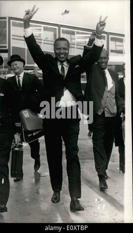 Septembre 09, 1967 - La Jamaïque est le premier ministre se rend à l'Angleterre : Premier Ministre de la Jamaïque, Hugh Shearer, a volé dans la Grande-Bretagne aujourd'hui pour des entretiens avec référence spéciale à tade et l'agriculture. Photo montre M. Hugh Shearer, le Premier Ministre de la Jamaïque, tient ses bras en l'air alors qu'il accueille les applaudissements de Jamaïcains qui l'a accueilli à l'arrivée à l'aéroport de Londres aujourd'hui. Banque D'Images