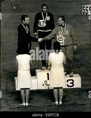 Septembre 09, 1967 - Jeux mondiaux universitaires à Tokyo. Photo montre T. Smith (États-Unis), dans le centre, qui a remporté le 200 mètres hommes dash avec 20.7.sec, à la recherche sur comme W.M. Campbell (Grande-Bretagne) sur le côté gauche, qui était deuxième, serre la main avec I.Gian i (Italie), qui était troisième sur la tribune, après l'événement comme l'Univers Sidonia à Tokyo. Banque D'Images