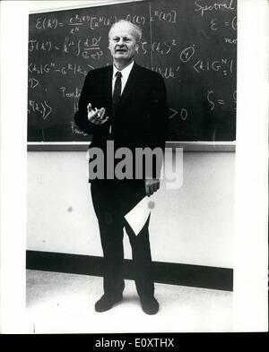 Novembre 11, 1967 - Le professeur êtrela reçoit le prix Nobel de physique : le professeur Albrecht Main phsicist Bevôtre, théorique, professeur de physique à l'Université Cornell, Ithaca, New York, a été choisi par l'Académie suédoise des sciences en tant que lauréat du Prix Nobel de physique pour l'année 1967. En combinant les données d'études nucléaires connues dans le laboratoire avec des calculs théoriques. Le professeur êtrela a conclu que l'énergie rayonnée par les étoiles doivent résulter d'un processus long dans lequel l'hydrogène pour former de l'hélium. La photo montre le Professeur Hans Bethe, qui remporte le Prix Nobel de physique. Banque D'Images