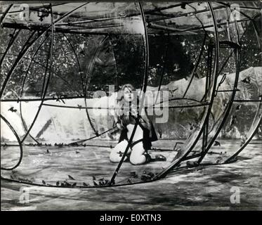 Septembre 09, 1967 - Jane Fonda dans ''Barbarella'' : Jane Fonda photographiée emprisonnés dans une énorme cage oiseaux - dans une scène de son nouveau film Banque D'Images