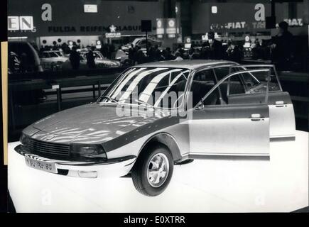 Septembre 15, 1967 - Sur la photo est la star de l'Exposition internationale de l'Automobile de Francfort, la NSU RO 80. C'est la première voiture au monde à utiliser un moteur Wankel. Schiller a ouvert le ministre de l'économie, de l'exposition qui avait 87 entreprises automobiles de 17 pays présents pour montrer leurs produits. Banque D'Images