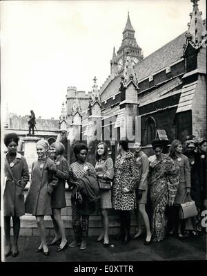 11 novembre 1967 - Mlle World'' visite les candidats à la Chambre des communes. : l'investiture dans cette semaine de ''Miss monde'' Concours, aujourd'hui payé Banque D'Images