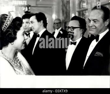 14 novembre 1967 - 14-11-67 Royal Command Performance. Sa Majesté la Reine, accompagnée par le Prince Philip, la nuit dernière a assisté à la Royal Command Performance au London Palladium. Photo montre : SA MAJESTÉ LA REINE représentée comédien réunion Bob Hope (à droite), Harry Secombe (centre) et Ken Dodd (à gauche), après la nuit dernière, l'émission. Banque D'Images