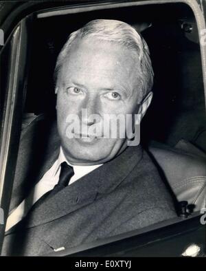 20 novembre 1967 - Déclaration de M. Callaghan sur la dévaluation de la livre : Le Chancelier de l'Échiquier, M. James Callaghan a été cet après-midi à faire une déclaration à la dévaluation de la livre. La photo montre la face sombre chef de l'opposition, M. Edward Heath, arrive en voiture à la Chambre des communes aujourd'hui. Banque D'Images