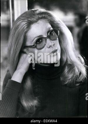 28 novembre 1967 - Catherine Deneuve reviendra à l'Acapulco Film Festival accompagné d'une déesse d'argent. Les critiques de l'cinéma mexicain lui a donné le prix de la meilleure actrice pour son interprétation de ''Belle du jour''. La déesse d'argent est la récompense pour Catherine qui sera à l'écran dans ''Manon 70'' bientôt. Photo : Catherine Deneuve photographié pendant le tournage de ''Manon 70' Banque D'Images